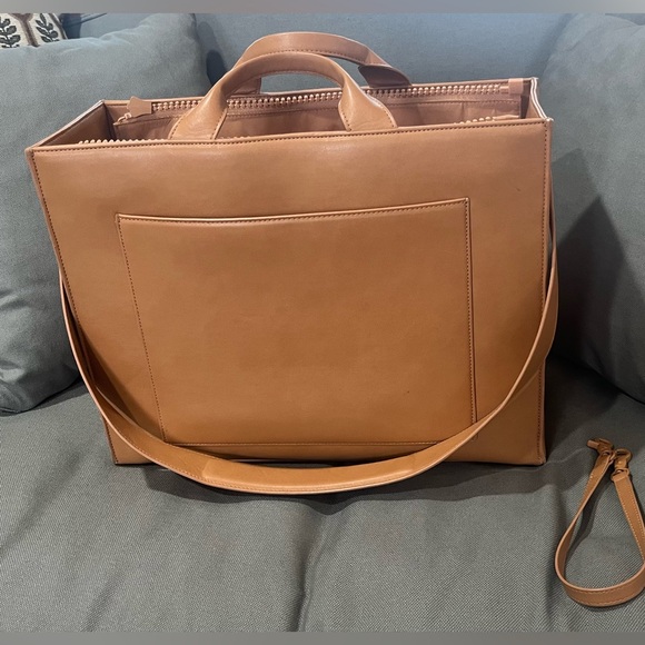 Elegant Tan Leather Tote Bag - Picture 4 of 11